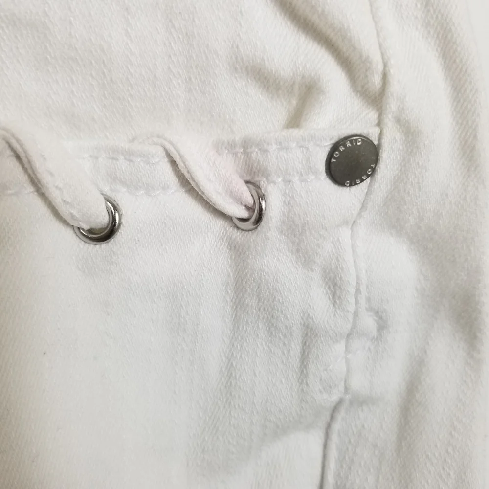 Torrid White Denim Jean Shorts Size 26 NWT Whip Stitch Pockets Trendy 2026 Denim